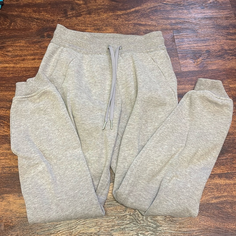 Lululemon sz 4 scuba joggers!